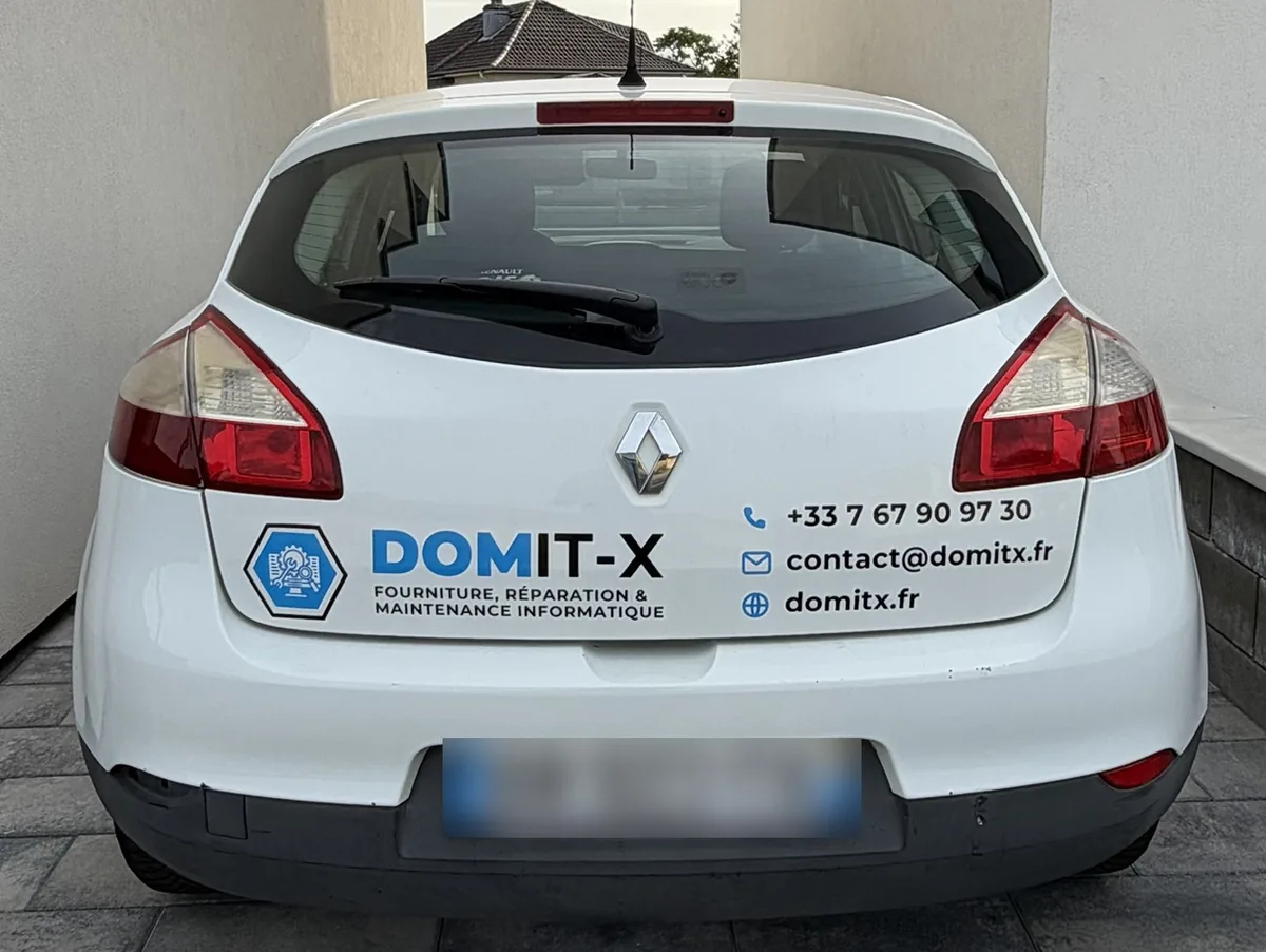 Le véhicule DOMIT-X aux couleurs de l'entreprise, garé à Aumetz